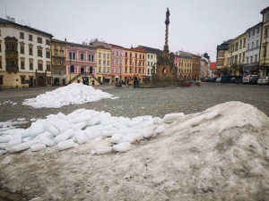 Z Dolního náměstí po měsíci konečně mizí hromada ledu