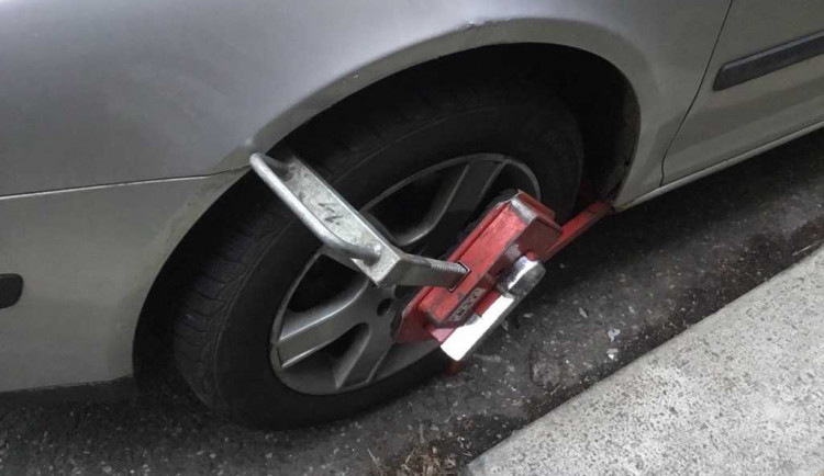 Nasazená botička na autě