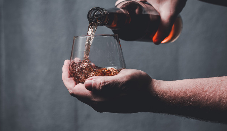 Dívka chtěla ukrást alkohol za dva tisíce. Policie jí po chycení dala pokutu