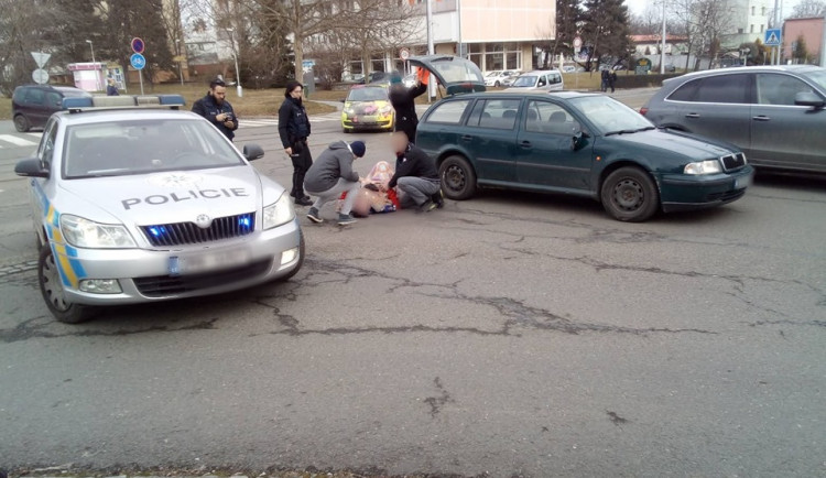 AKTUÁLNĚ: U Avionu se střetlo osobní auto s cyklistou