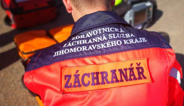 Seniorce začalo při vaření hořet oblečení, utrpěla popáleniny na třetině těla