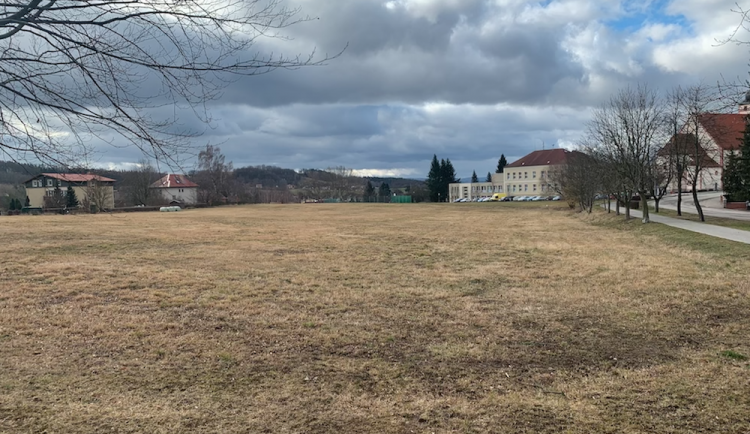 Město Rudolfov plánuje výstavbu supermarketu, někteří obyvatelé jsou proti