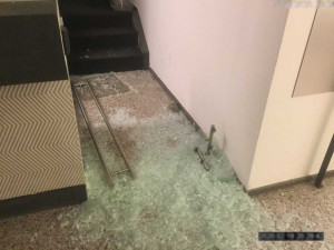 Vandal rozbil skleněné dveře v budově univerzity. Strážníci pachatele dopadli během několika minut