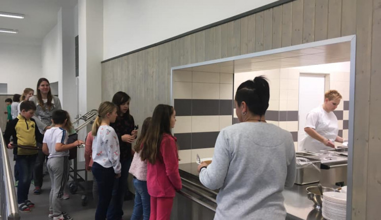 Základní škola Svatoplukova se dočkala nové jídelny se cvičnou kuchyňkou