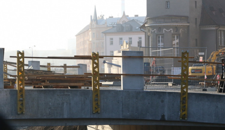Doprava se na most v Komenského ulici vrátí po jednadvaceti měsících