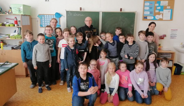 FOTO: Olomoucké prvňáky navštívil nováček z policejní smečky