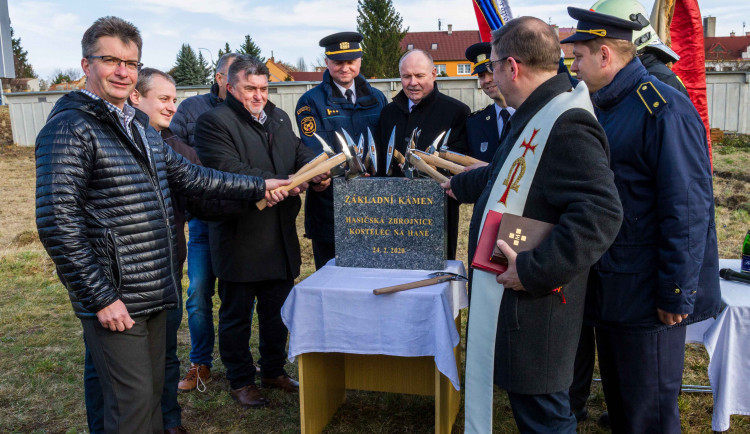 Poklepání základního kamene nové hasičárny