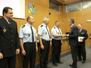 Olomoučtí strážníci převzali medaile z rukou ředitele a primátora