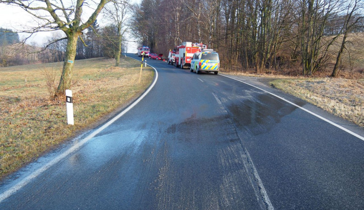 Řidička nezvládla jízdu na náledí, auto převrátila na střechu