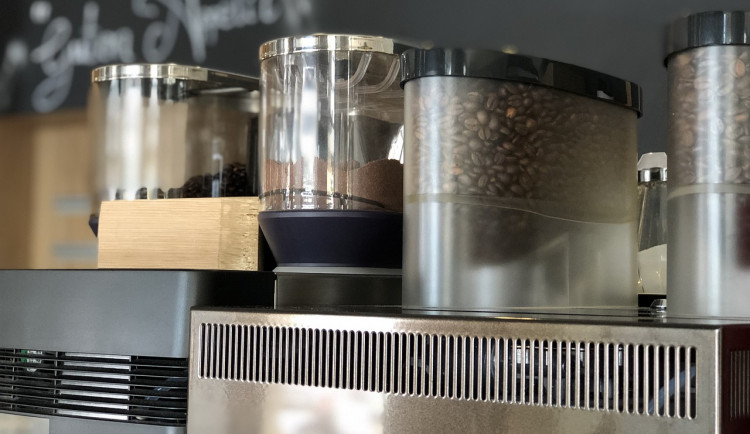 Vykradením dvou automatů na kávu způsobil škodu téměř třicet tisíc