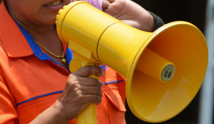 Dva muži rušili v Prostějově noční klid, pouštěli zvuk houkačky do megafonu