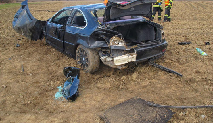 Muž v BMW nezvládl v zatáčce své vozidlo a dostal smyk