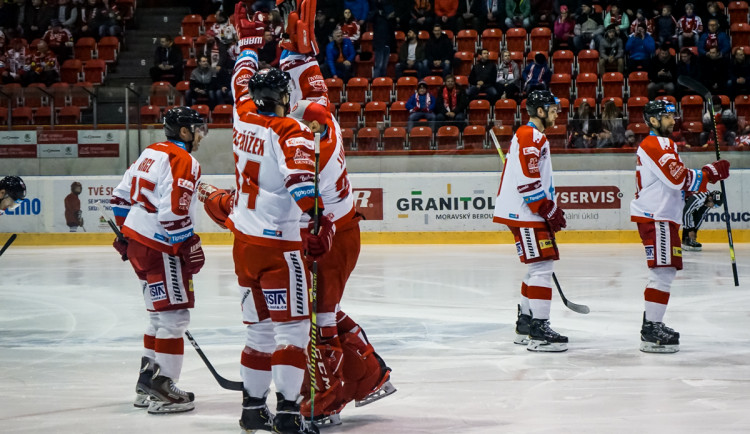 FOTOGALERIE: Hokejisté Olomouce v úvodním zápase předkola nadělili ševcům bůra! Takto vypadal zápas