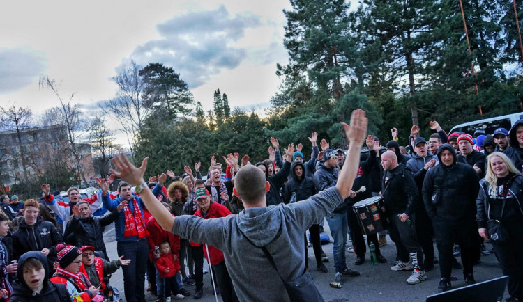 FOTO: Na hokej nemohli, i přesto přišli. Fanoušci Mory fandili u obrazovek před stadionem