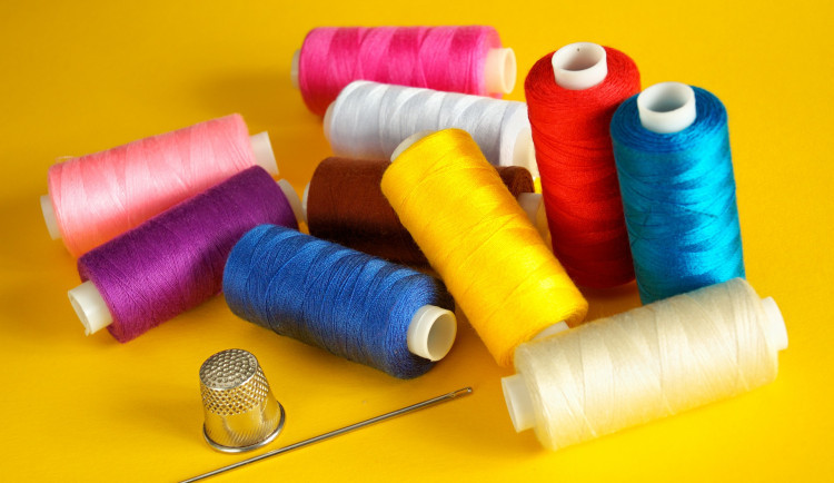 size3-1584344400907-124-moravske-divadlo-pomaha-fakultni-nemocnici-garderobierky-vyrabi-ochranne-rousky