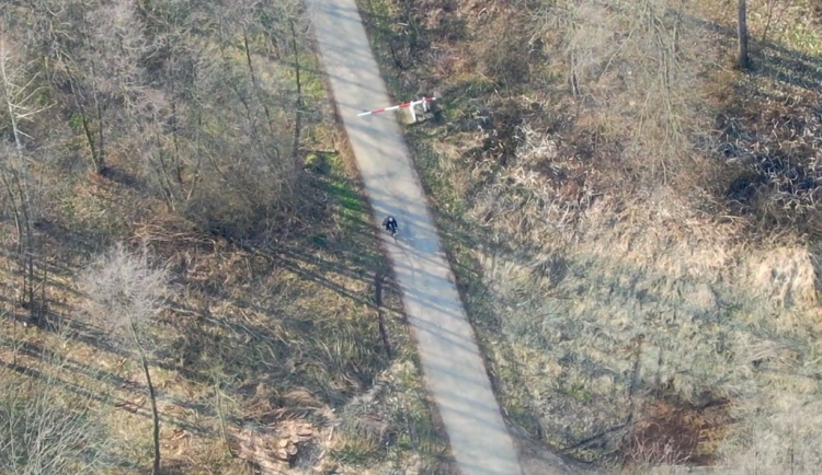 VIDEO: Uzavřenou oblast Litovle a okolí střeží policie i letecky, hledají nezodpovědné prchající občany