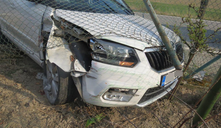 Řidička vjela do příkopu, kde pokračovala v cestě, dokud nenabourala