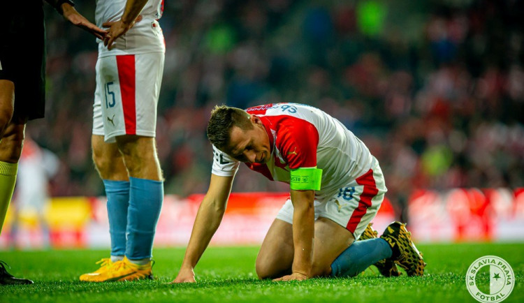 Fotbal jde stranou. Hráči během pauzy trénují doma a vyzývají k nošení roušek