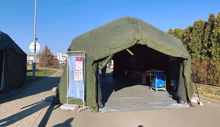 Prostějovská nemocnice má ve svém areálu nové odběrové místo. Postavili jej vojáci