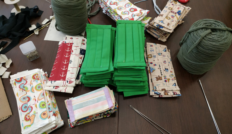 Ženy z Pivína vyrobily v provizorní dílně dva tisíce roušek