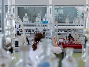 Univerzitní laboratoř v Olomouci otestuje tisíc vzorků za den