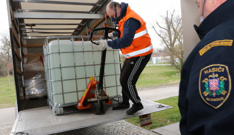 Do Olomouce přivezli zásilku 2000 litrů dezinfekčního prostředku