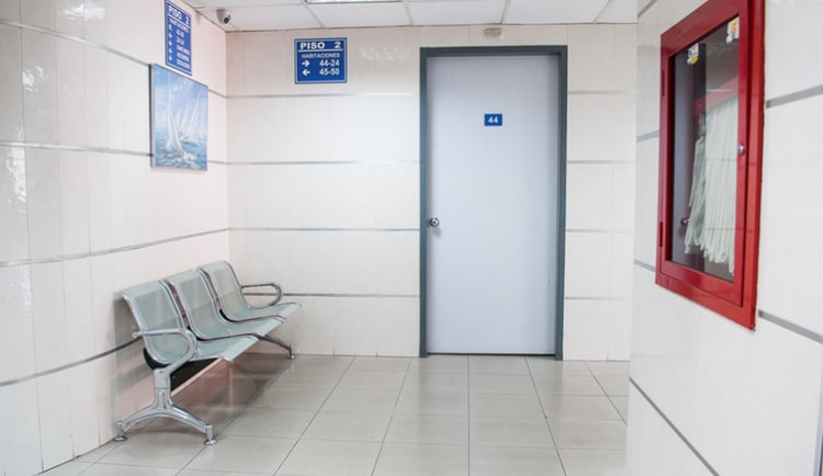 Pacient jesenické nemocnice okradl personál. Hrozí mu osmileté vězení