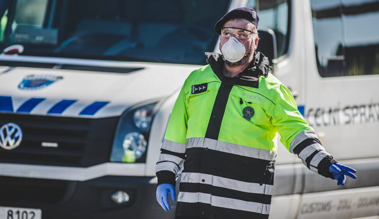 Počet nakažených policistů se v Olomouckém kraji zvýšil na osm, v Sokolské omezili provoz služebny
