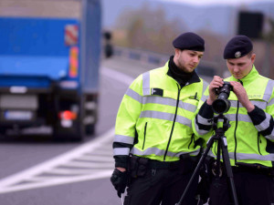 Nohu z plynu! Policie i v nouzovém stavu kontroluje rychlost na silnicích