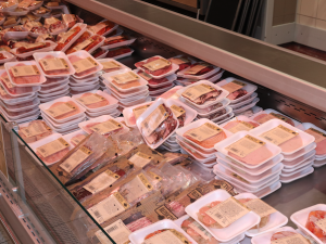 Olomoucký Globus je v době koronaviru dobře připraven. Instalují se plexiskla, zaměstnanci šijí roušky