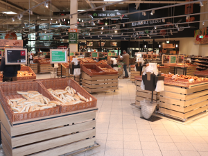 Olomoucký Globus je v době koronaviru dobře připraven. Instalují se plexiskla, zaměstnanci šijí roušky