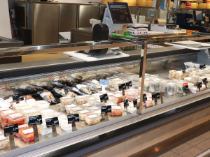 Olomoucký Globus je v době koronaviru dobře připraven. Instalují se plexiskla, zaměstnanci šijí roušky