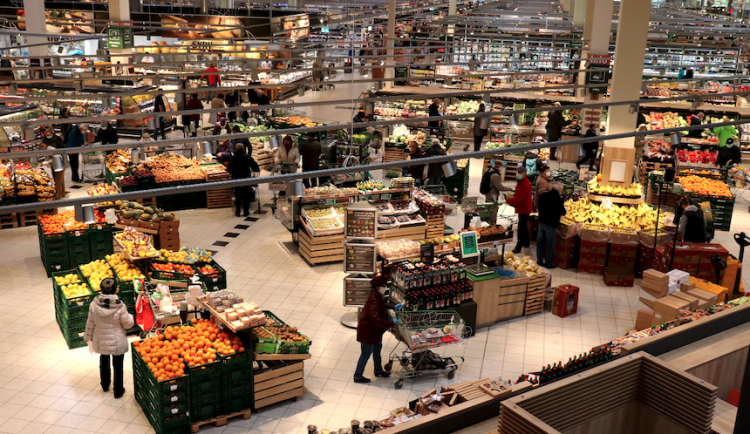 Olomoucký Globus je v době koronaviru dobře připraven. Instalují se plexiskla, zaměstnanci šijí roušky