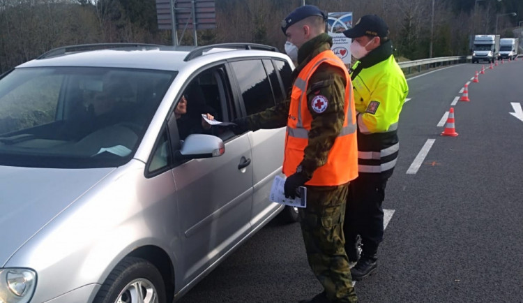 Česko-polskou hranici překročilo v Mikulovicích za dva týdny 4500 vozů