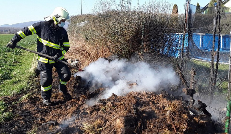 Hasiči evidují zvýšený počet výjezdů. Občanům radí, jak zodpovědně pálit suchou trávu a klestí