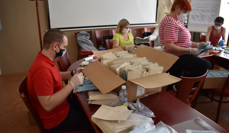 Přerovští úředníci roznesou seniorům jednorázové roušky. Budou je házet do schránek