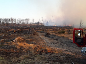 FOTO: Hasiči v kraji během čtyř hodin vyjížděli k devíti požárům lesa