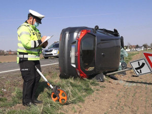 VIDEO: Zběsilý řidič  pronásledovaný policií po cestě několikrát boural. Plnou rychlostí naboural do protijedoucího auta