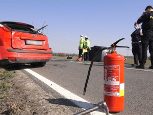 VIDEO: Zběsilý řidič  pronásledovaný policií po cestě několikrát boural. Plnou rychlostí naboural do protijedoucího auta