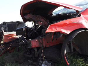 VIDEO: Zběsilý řidič  pronásledovaný policií po cestě několikrát boural. Plnou rychlostí naboural do protijedoucího auta