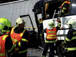 Policisté odložili nehodu autobusu, který převážel malé fotbalisty. Řidič měl zdravotní problémy