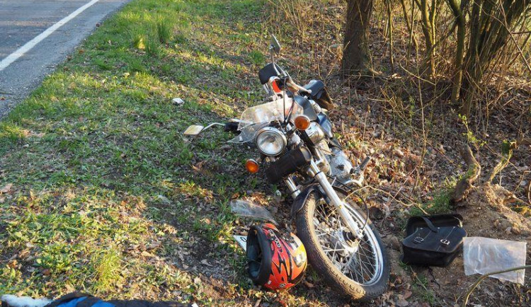 Motorkář nezvládl zatáčku a naboural do stromu. Do nemocnice letěl vrtulníkem