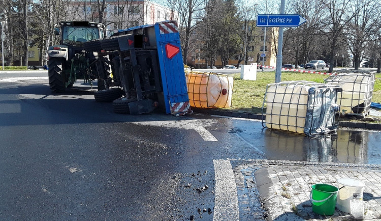 AKTUALIZOVÁNO: V Přerově se převrátila vlečka s barely hnojiva. Koncentrovaná kapalina vytekla na silnici