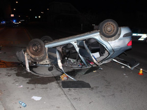 Opilý řidič sjel ze silnice a přetočil auto na střechu. Způsobil škodu přes 80 tisíc korun