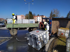 AKTUALIZOVÁNO: V Přerově se převrátila vlečka s barely hnojiva. Koncentrovaná kapalina vytekla na silnici