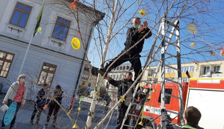 Velikonoční strom ponese tajná přání i poděkování. Zdobit se může jen s rozestupy