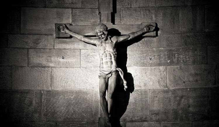 Křesťané si dnes na Velký pátek připomínají ukřižování Krista. Letos nemůžou na tradiční bohoslužby