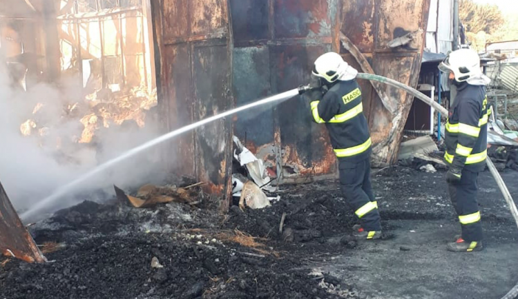 Hasiči bojují s požárem haly se slámou, škoda je téměř dva miliony korun