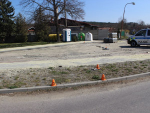 FOTO: Zdrogovaný mladý řidič se pokusil ujet policejní kontrole, jeho jízda skončila v betonovém plotu
