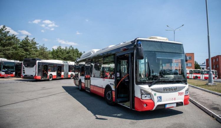 Řidiči autobusů smí znovu pouštět cestující i předními dveřmi